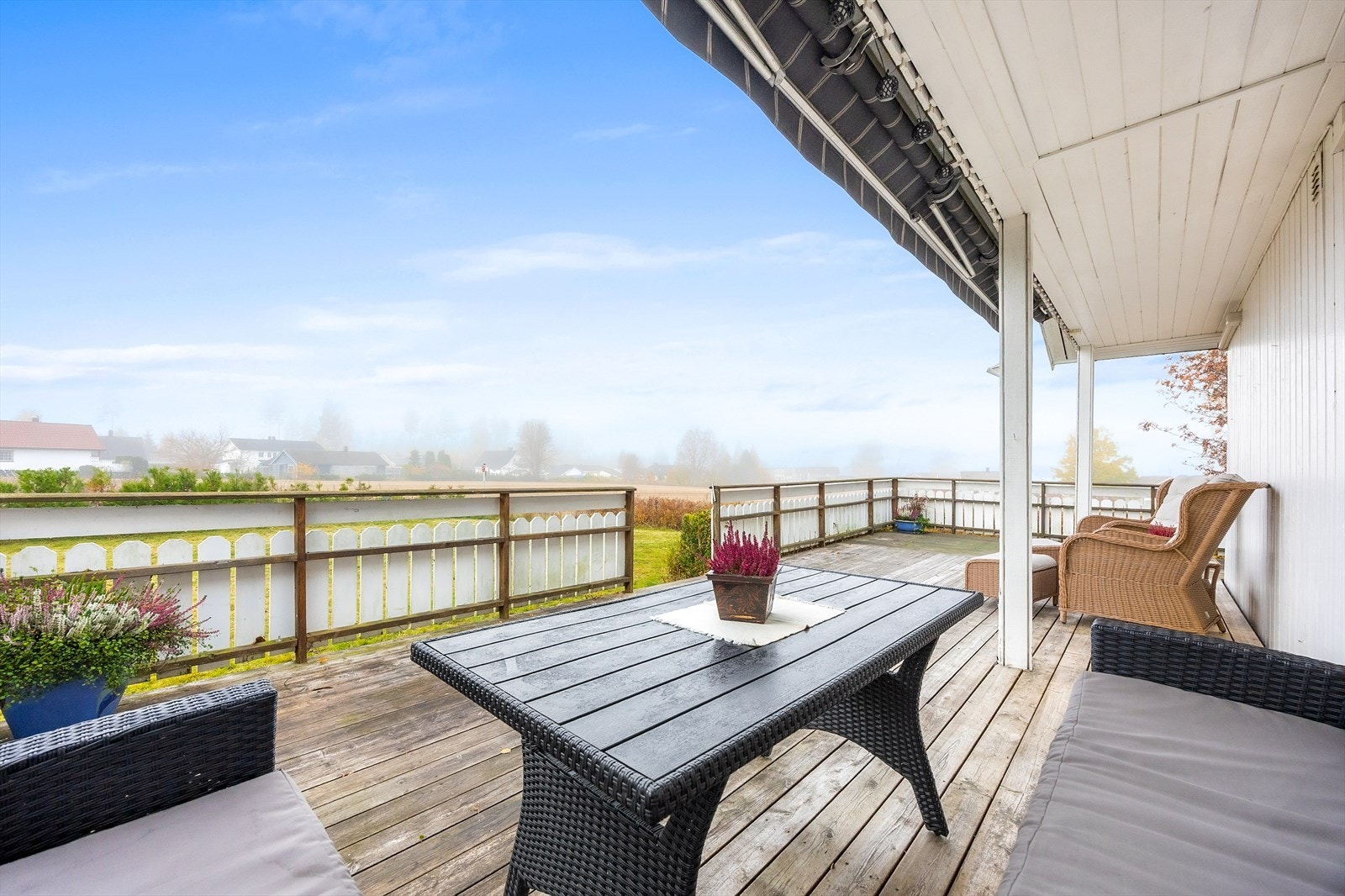 Sørvestvendt terrasse på 54 m² med en hyggelig utsikt over nærområdet. Galleribilde