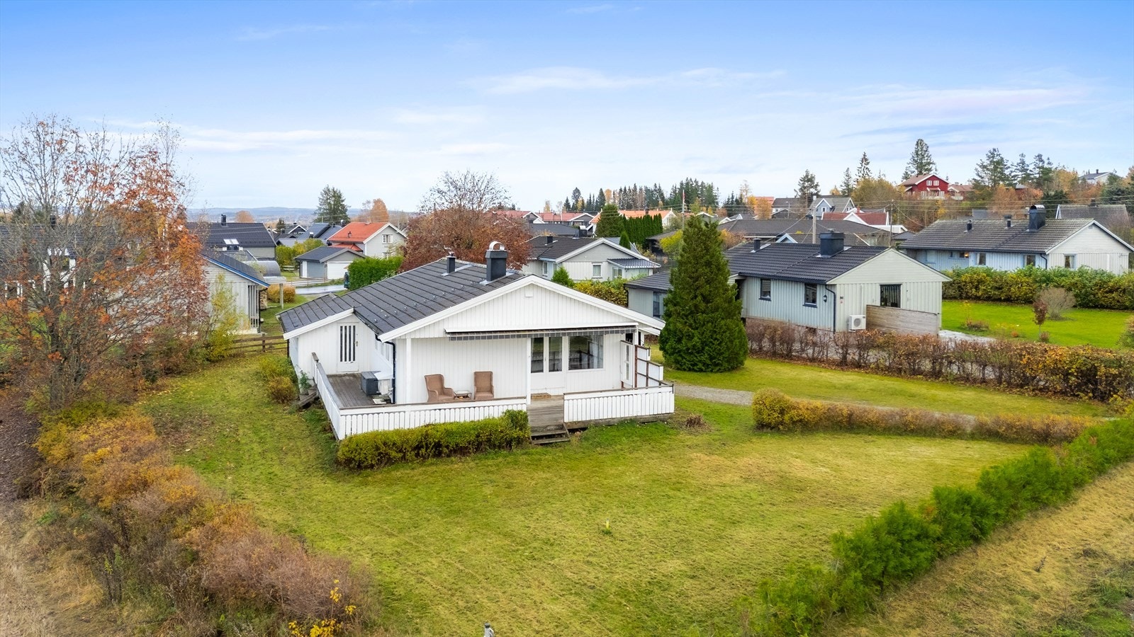 Den store hagen gir gode muligheter for lek, hagearbeid og andre utendørsaktiviteter. Galleribilde