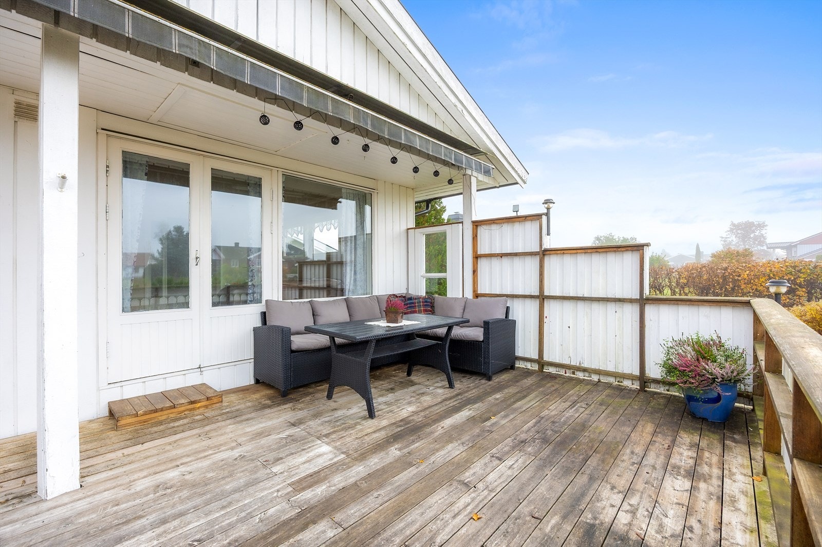 Fra stuen er det direkte utgang til terrassen, noe som skaper en fin flyt mellom inne- og uteområdene. Galleribilde