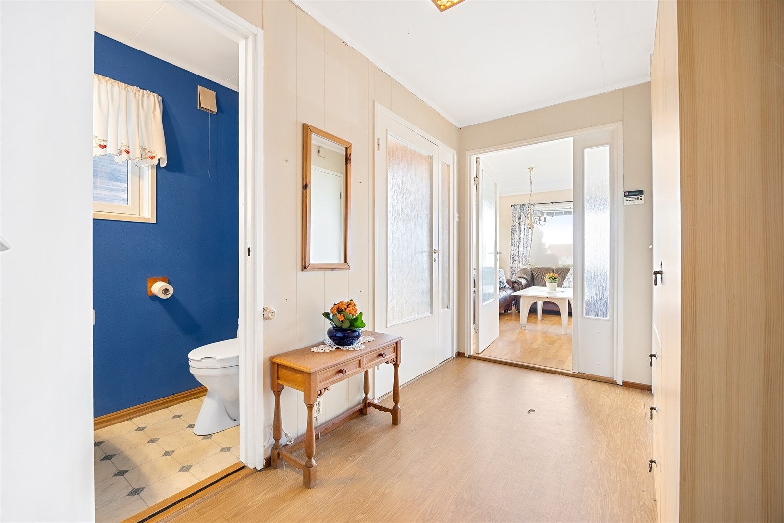 Romslig gang som binder boligens rom sammen. Galleribilde