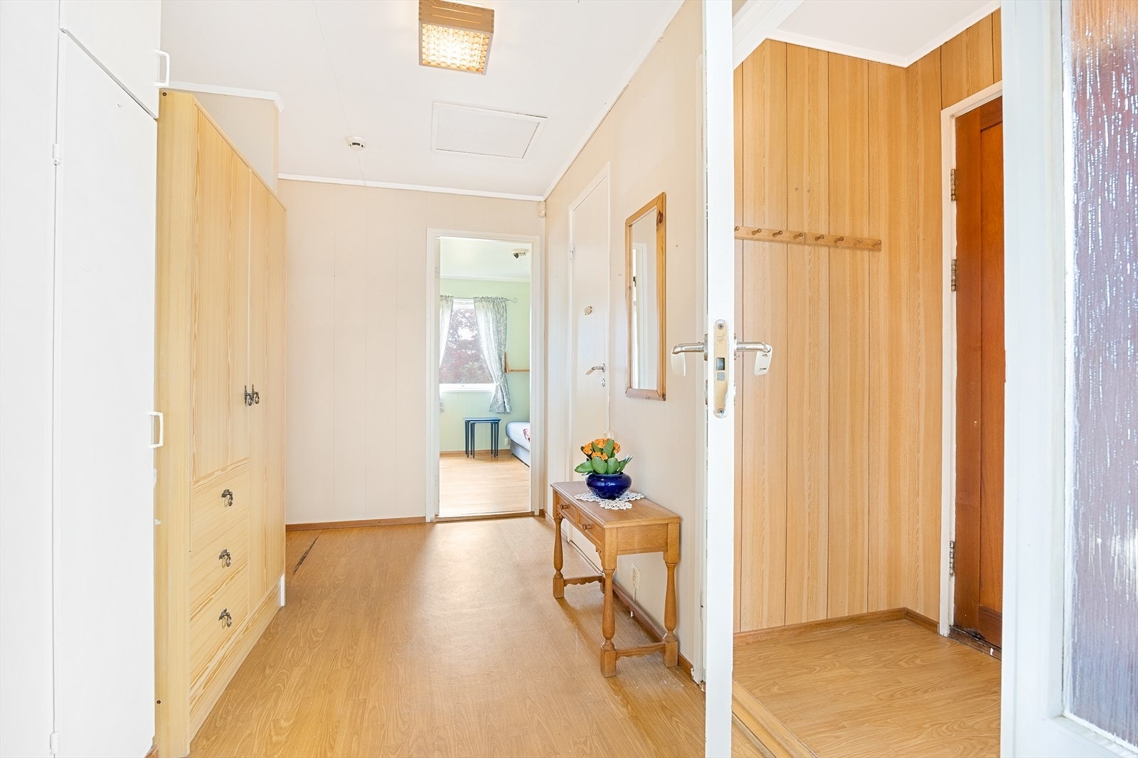 Romslig gang med god lagringsplass. Galleribilde