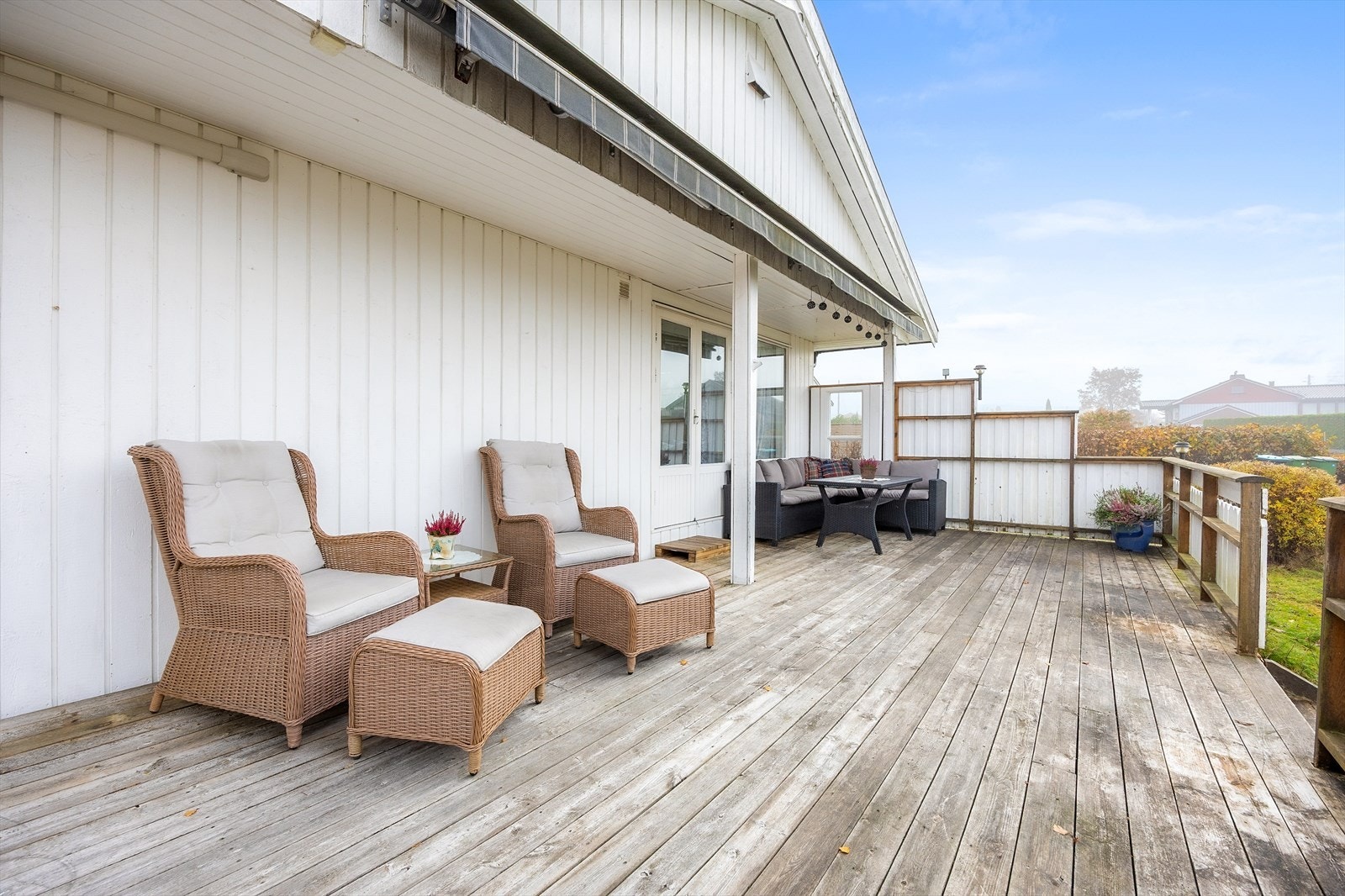 Her er det rikelig med plass for utemøbler, grill og sosiale soner. Galleribilde