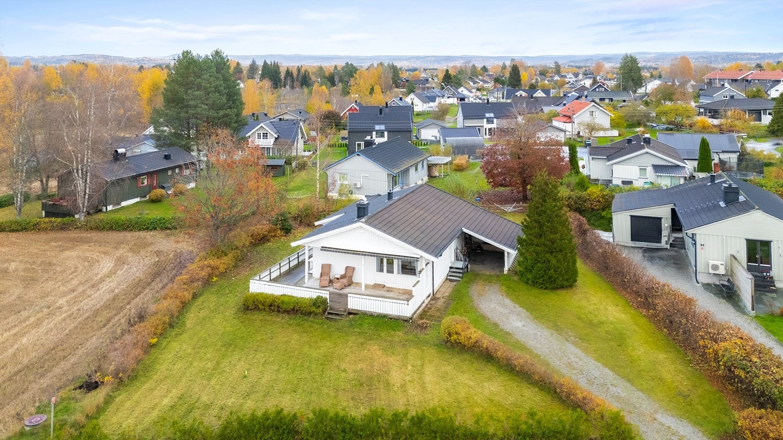 Fra eiendommen er det kort vei til både skoler, barnehager og dagligvarebutikker. Galleribilde