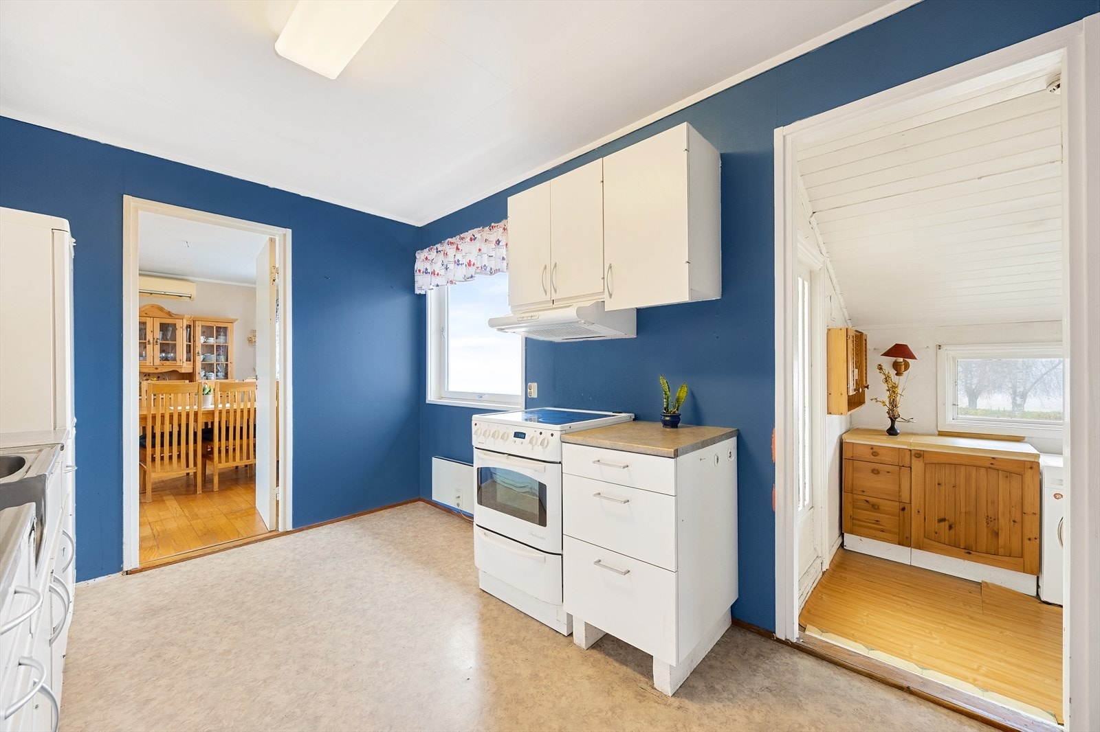 Det er plass til et lite spisebord ved vinduet. Galleribilde