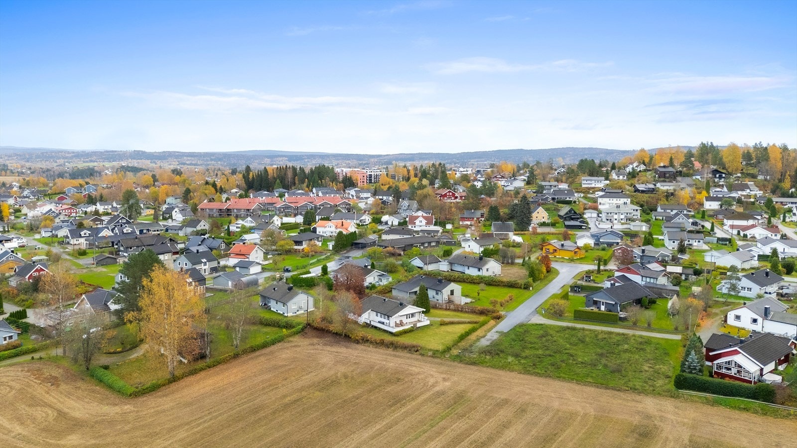 Eiendommen ligger i et landlig og etablert boligområde med umiddelbar nærhet til skog og mark. Galleribilde