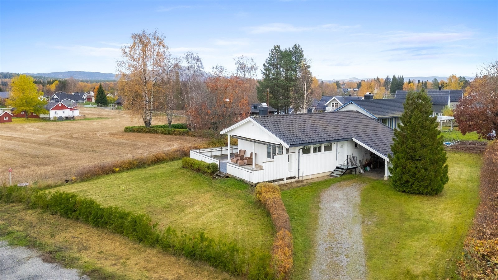 Enebolig beliggende på en romslig og flat tomt med gode plenarealer. Galleribilde