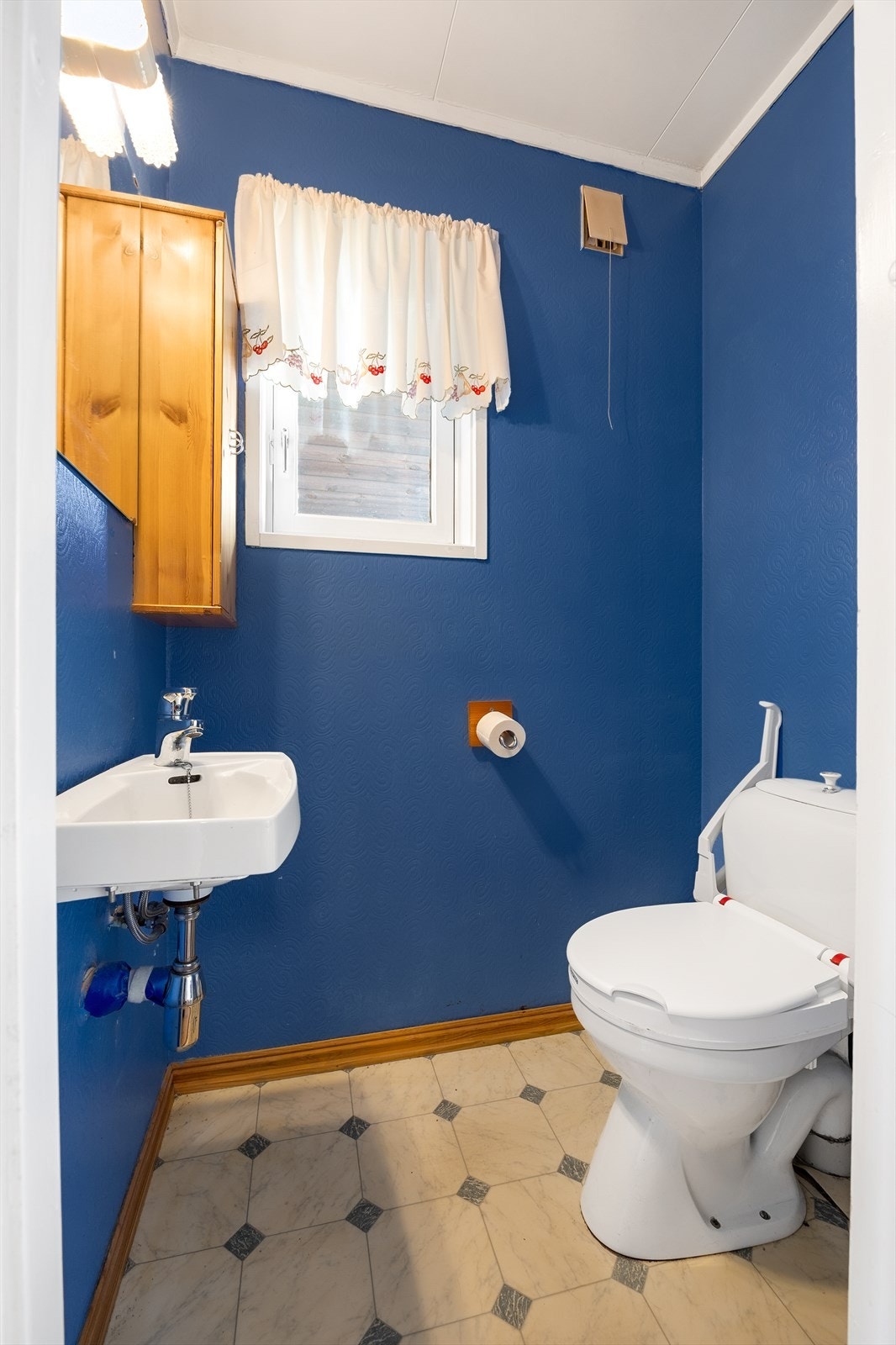 Toalettrom med servant, speil og toalett. Naturlig ventilering. Galleribilde