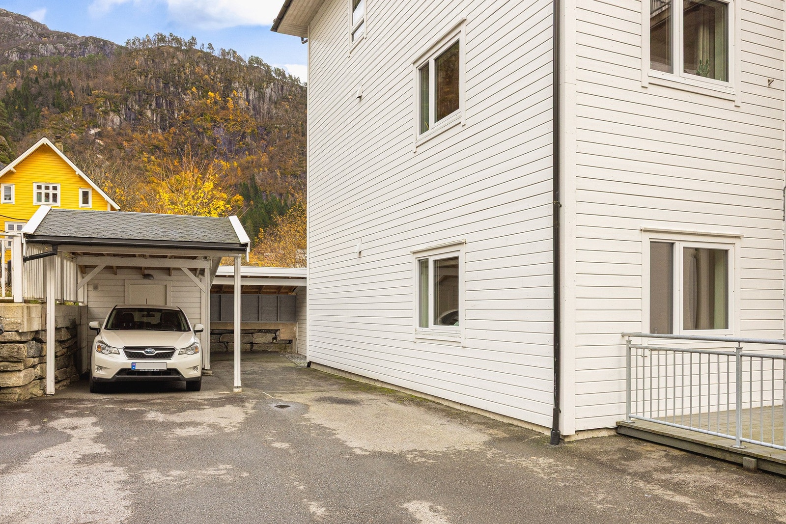 Leiligheten disponerer én fast parkeringsplass utenfor leiligheten. Galleribilde