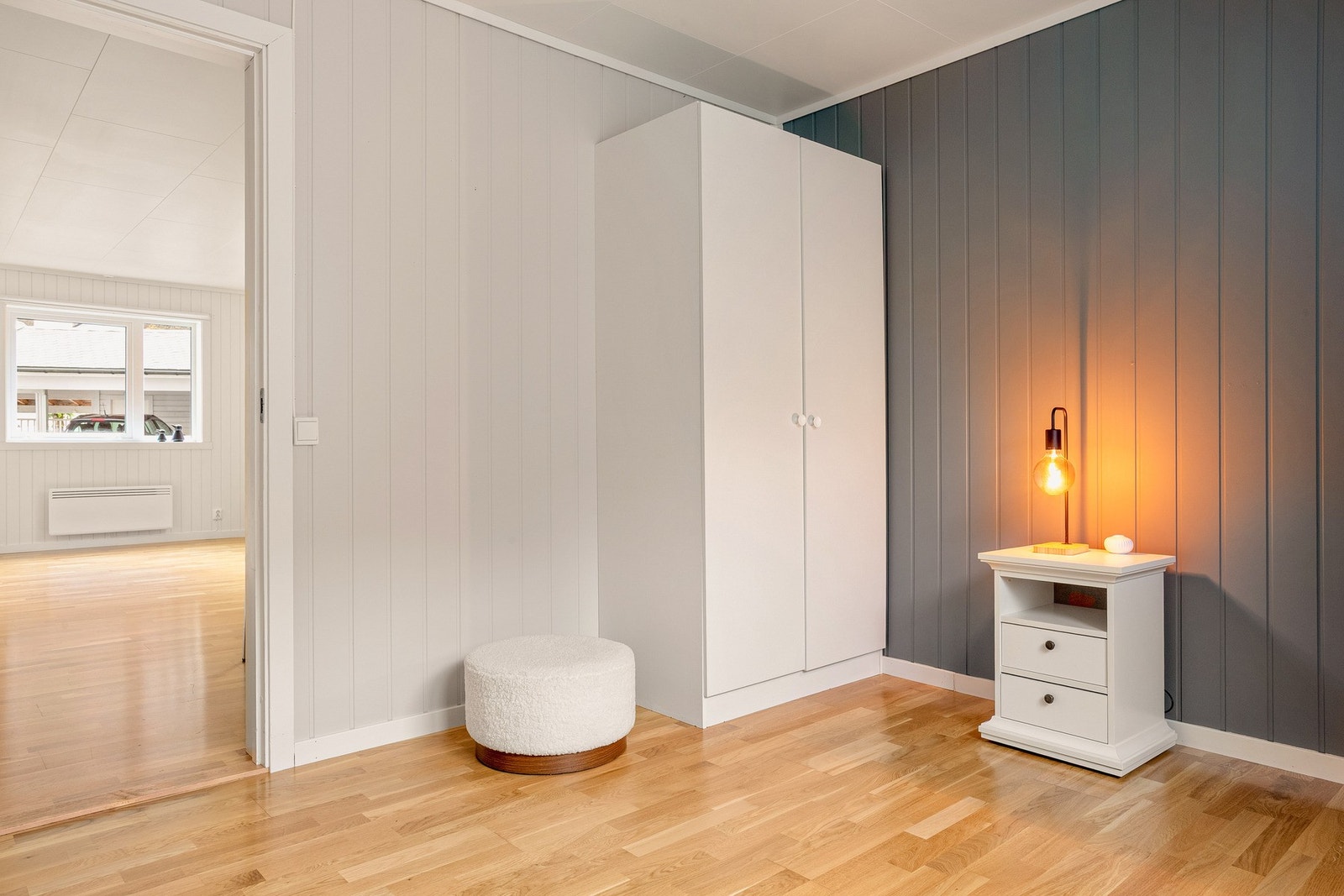 Med denne størrelsen får du enkelt plass til en dobbeltseng og en hensiktsmessig garderobeløsning. Galleribilde