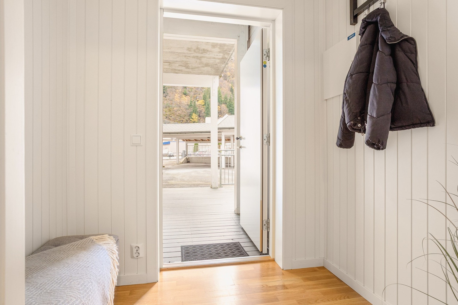 Du ønskes velkommen inn i en lys og ryddig entré på 2,8 kvm som leder deg videre inn i en praktisk gang på 4,1 kvm. Galleribilde