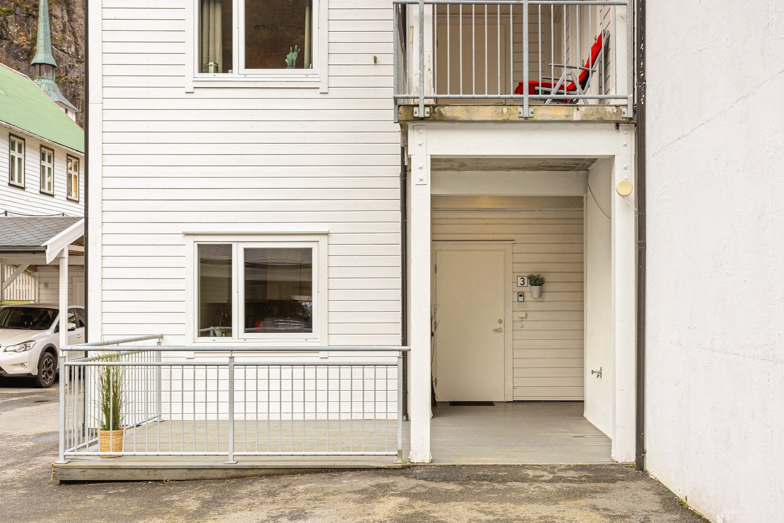 Det første som møter deg er en innbydende fasade og en herlig uteplass. Galleribilde