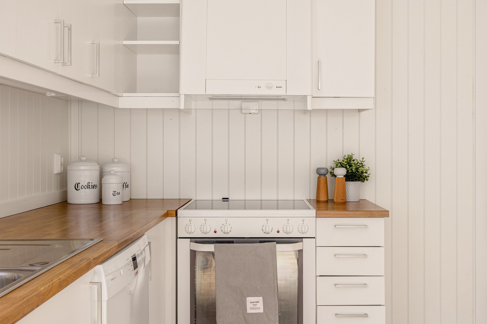 Kjøkkenet fungerer som en sosial sone der du kan lage mat og være i kontakt med gjester samtidig. Galleribilde