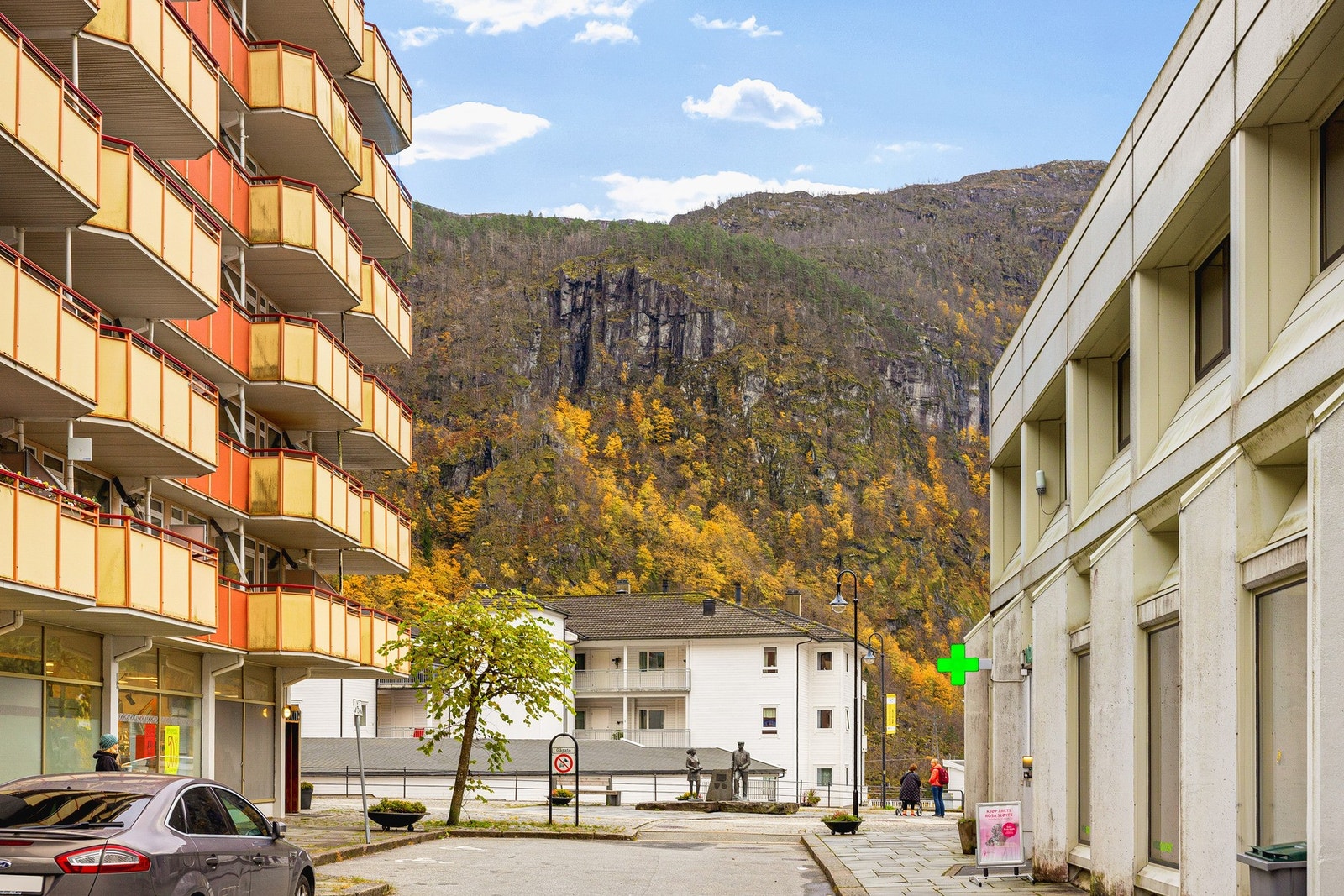 Leiligheten har en svært sentral og praktisk beliggenhet midt i Dale Sentrum, med gangavstand til det meste du trenger i hverdagen. Galleribilde