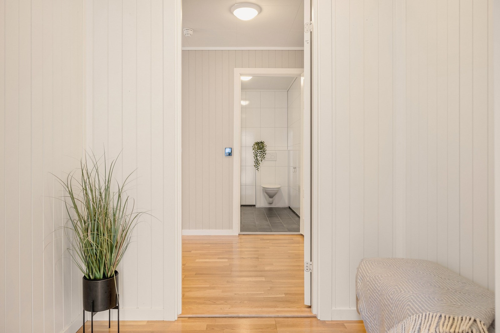 Dette gir et godt første inntrykk og tilbyr tilstrekkelig plass for oppbevaring av yttertøy og sko. Galleribilde