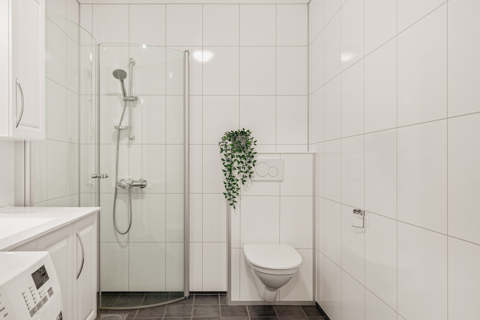 Badet måler 4,6 kvm og har fliser på gulv, baderomsfliser på vegger og takplater i himling. Galleribilde