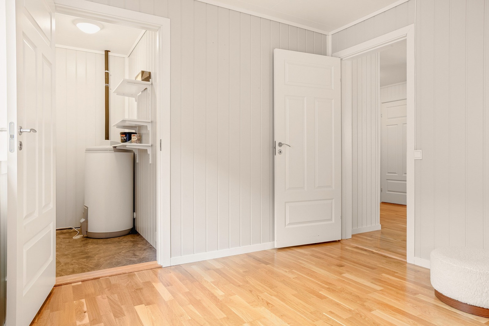 Fra soverommet er det adgang til den innvendige boden på ca. 2,1 kvm. Her er det god plass til oppbevaring. Galleribilde