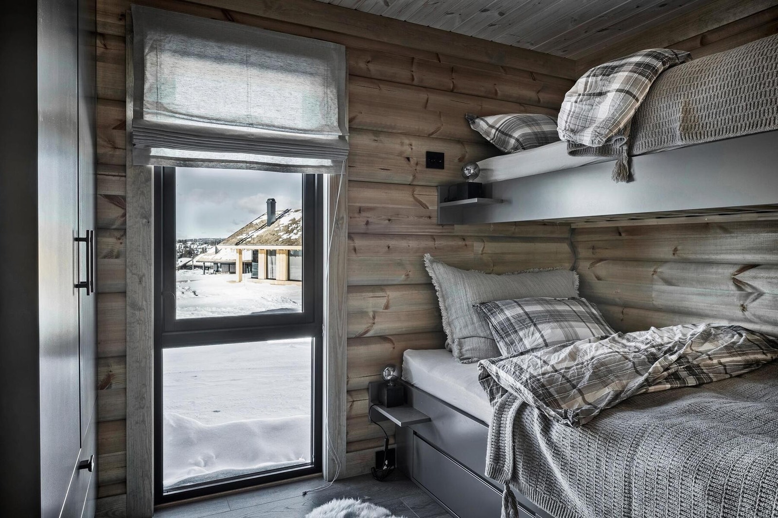 Hyttemodellen har 2 gode soverom + hems. Foto fra en av våre hyttemodeller. Galleribilde