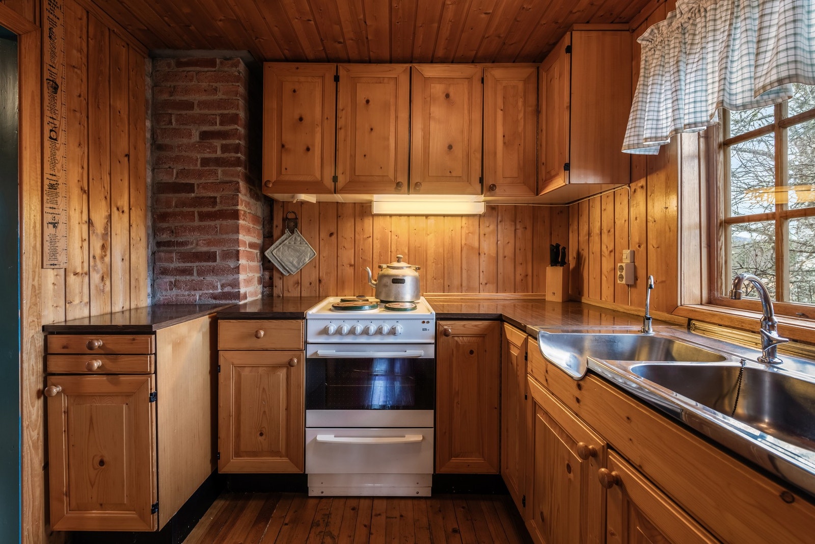 Hyttekjøkken med tidløs sjarm, praktisk løsning med god skapplass og funksjonelle arbeidsflater. Galleribilde