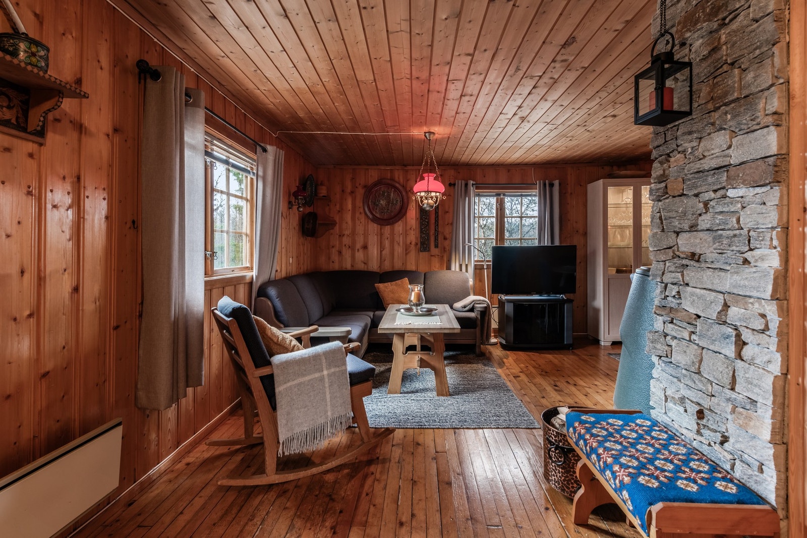 Store vindusflater bidrar til godt lysinnslipp og en hyggelig atmosfære gjennom dagen. Galleribilde