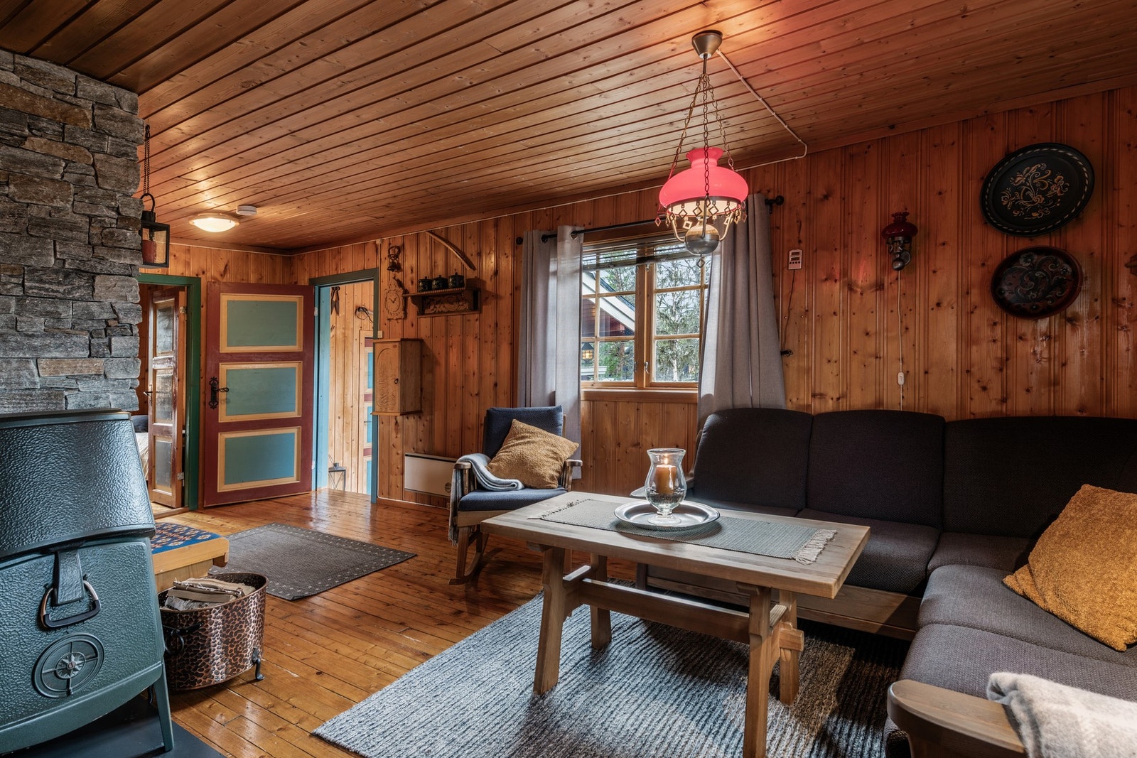 Lun og innbydende stue med god plass til sofagruppe. Galleribilde