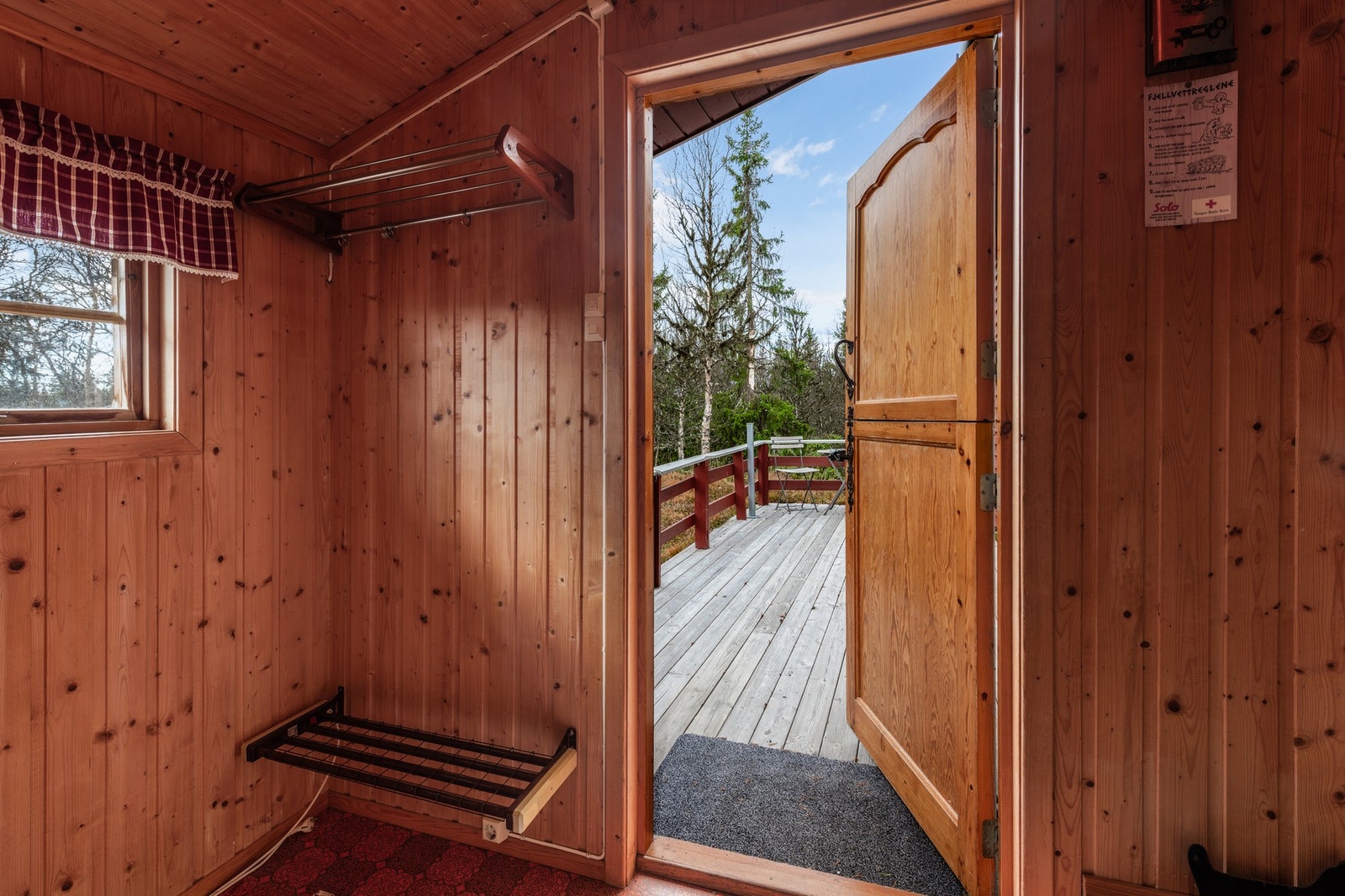 Romslig èntre med plass til å henge fra seg og muligheten for garderobeløsning. Galleribilde