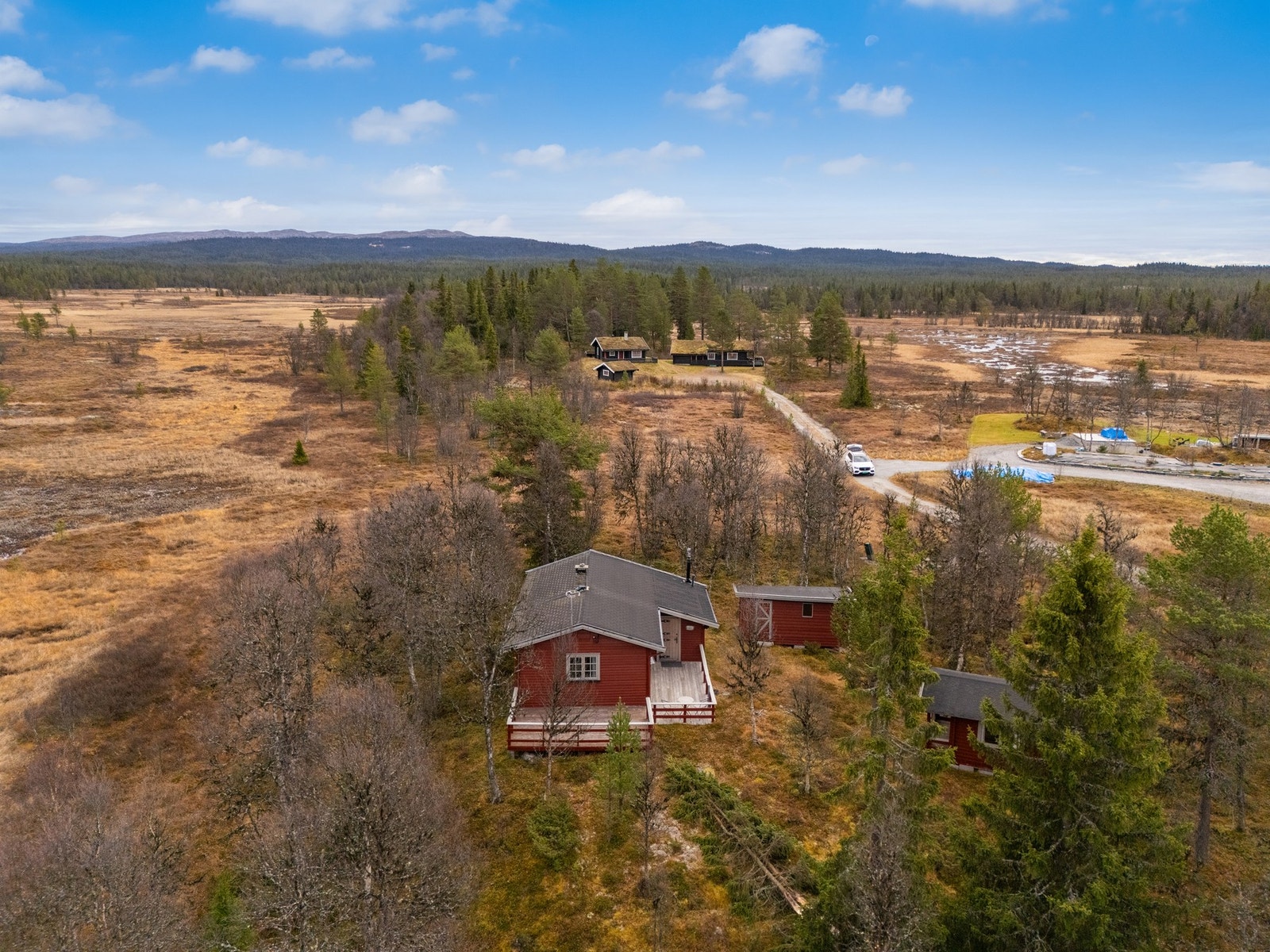 På eiendommen er det frittliggende anneks og uthus. Galleribilde