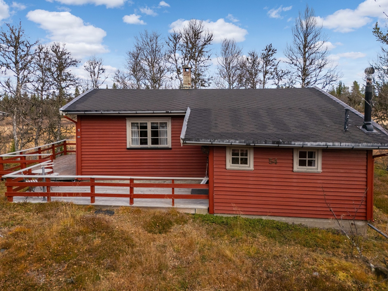 Hytta ligger usjenert i et stille og fredfullt område med en rekke turmuligheter sommer som vinter. Med helårsvei er det enkel adkomst til hytta på alle årstider. Galleribilde