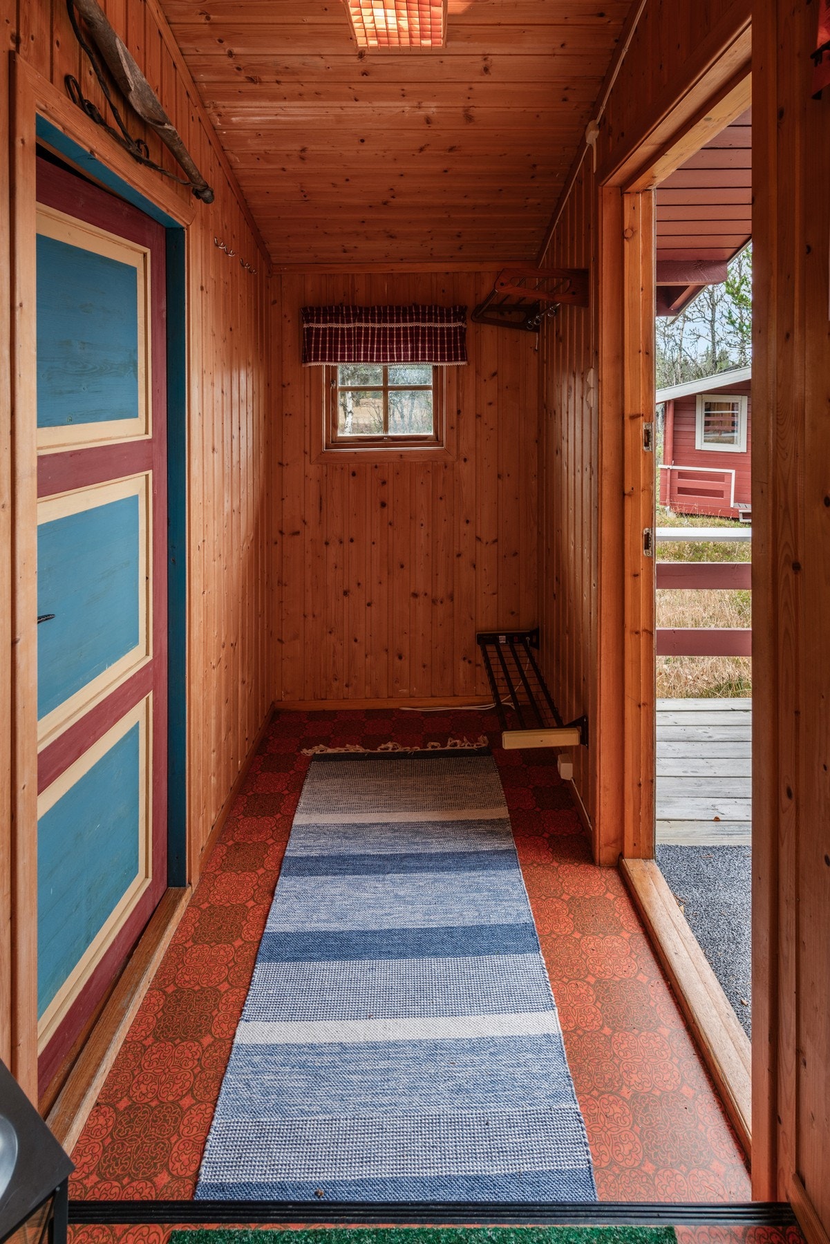 Fra entréen er det til venstre tilgang til separat bad og toalettrom. Galleribilde