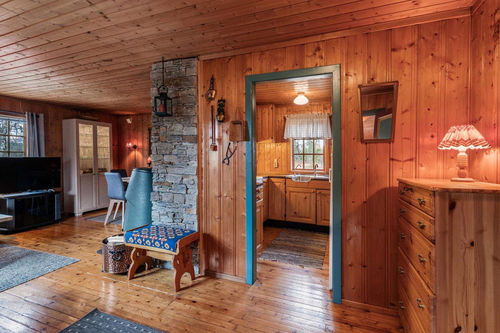 Fra stuen kommer man videre til delvis åpen kjøkkenløsning. Galleribilde