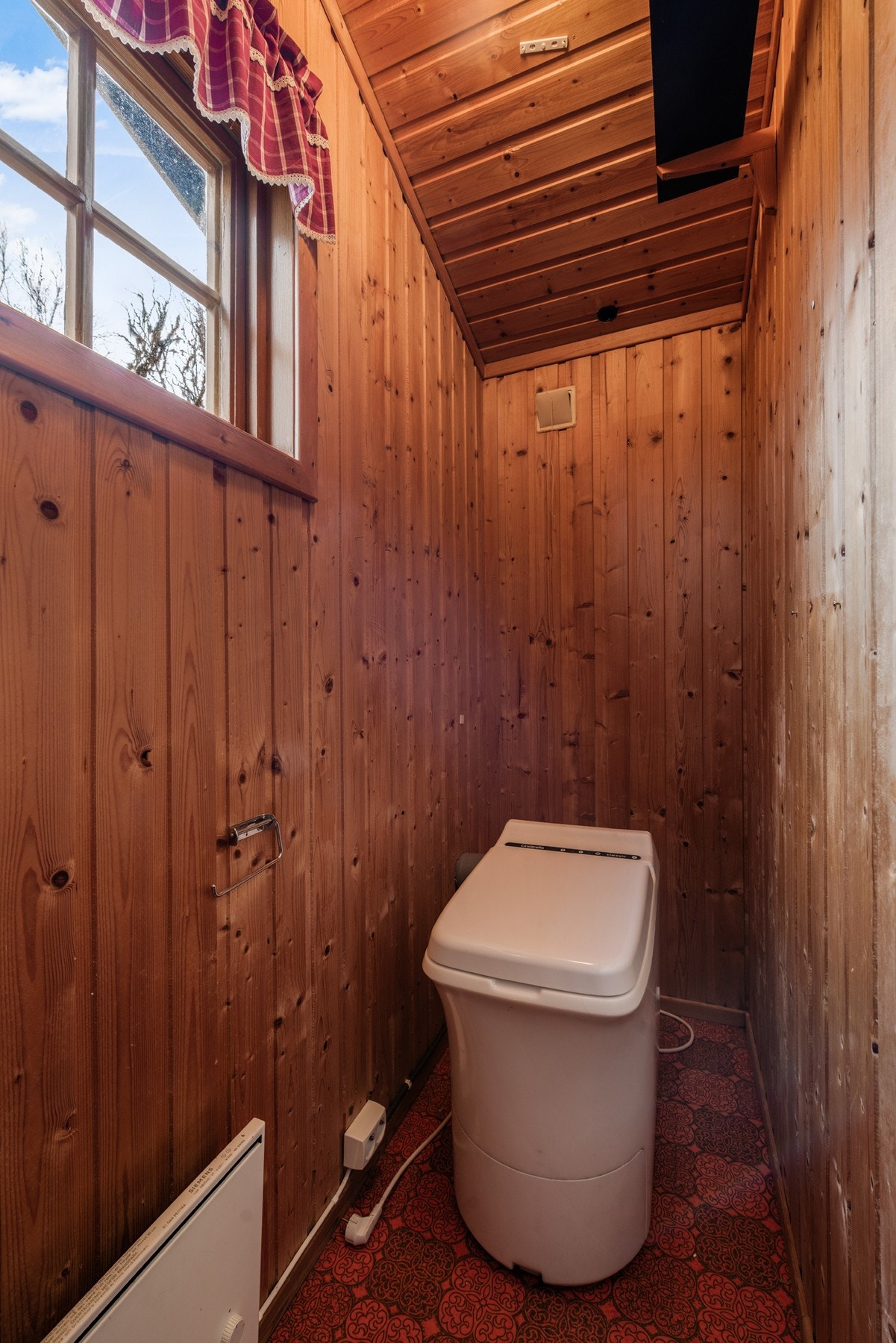 Toalettrommet er utstyrt med Cinderella forbrenningstoalett. Galleribilde