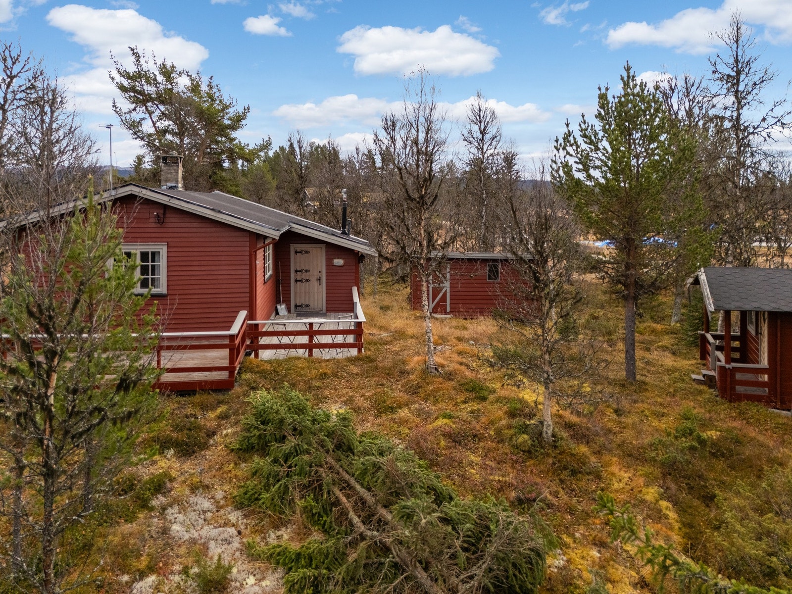 Sjarmerende hytte på stor og fin endetomt på ca. 3 mål med frittliggende anneks og uthus. Galleribilde