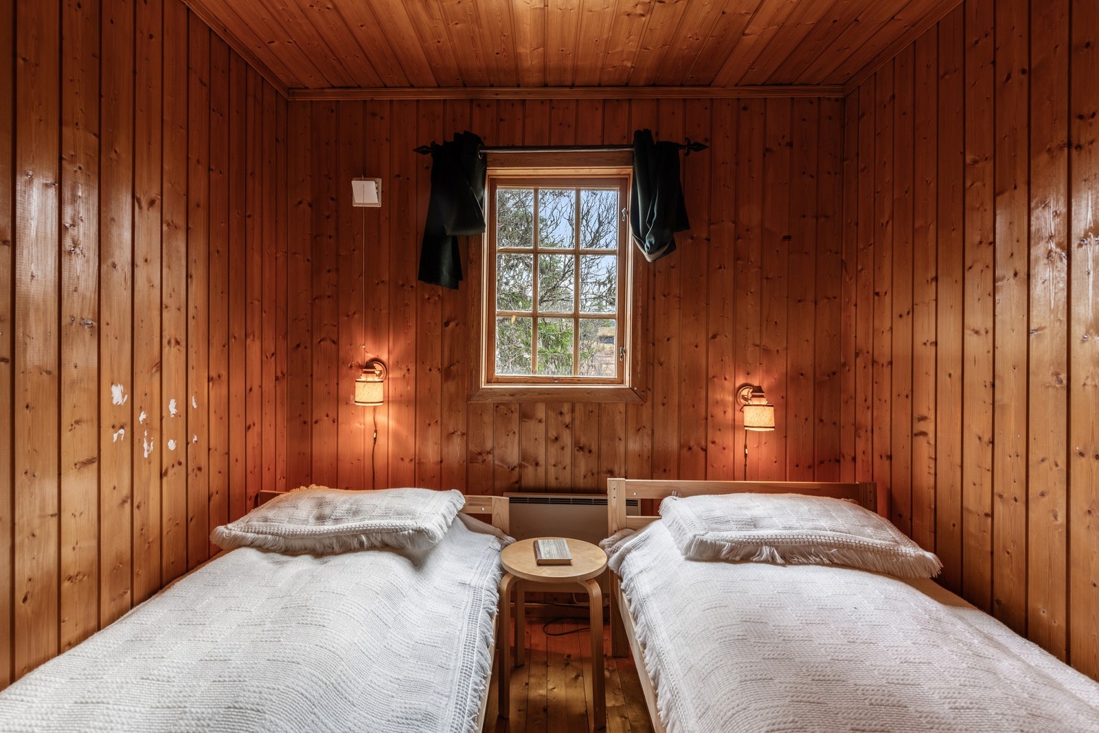 Soverom 1 med tilgang fra kjøkkenet innredet med 2 enkle senger. Galleribilde