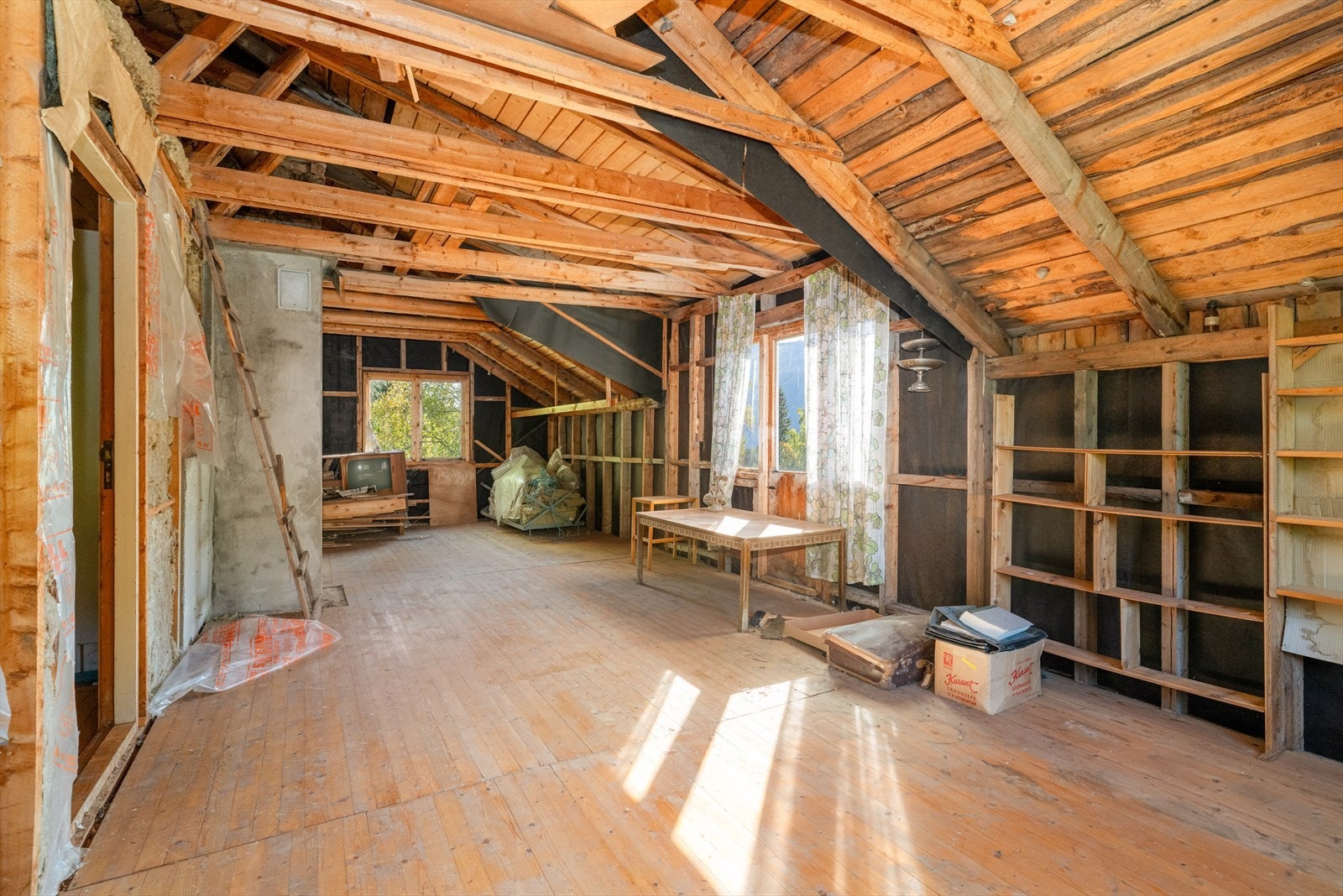 Etasjen har store vindusflater og verandadør, men det er i dag ikke etablert veranda. Galleribilde