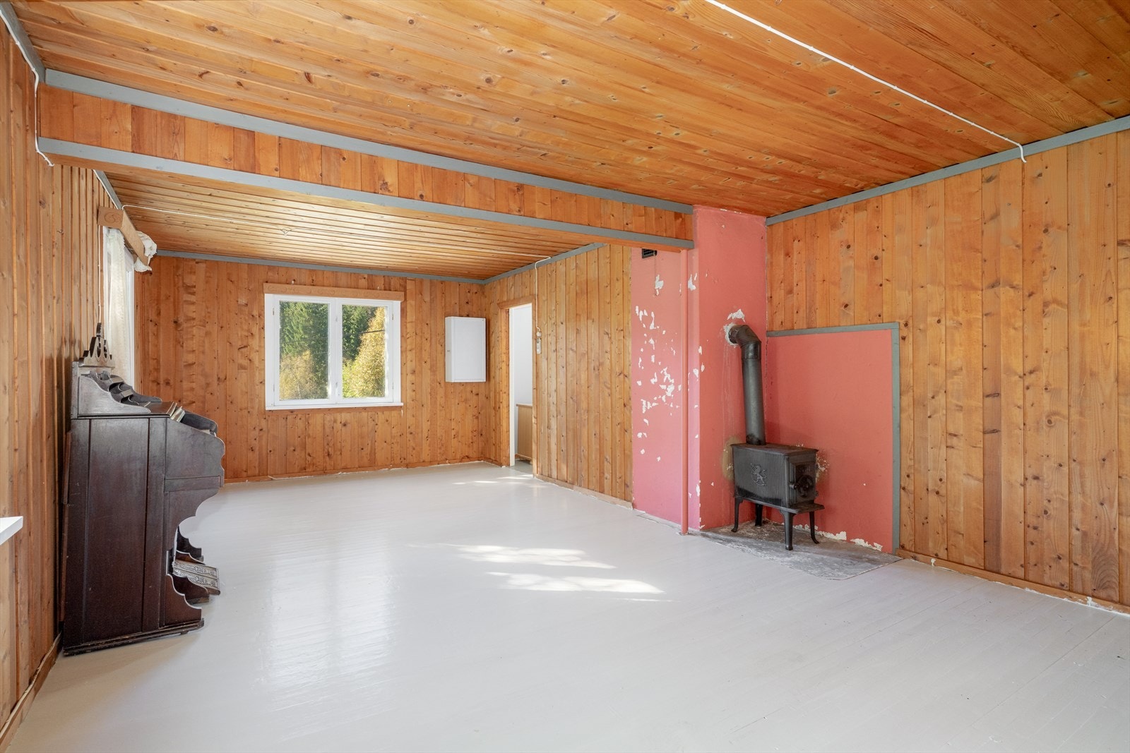 Boligen har en romslig stue med vedovn og varmepumpe. Det er god plass til sofagruppe og spisestue. Galleribilde