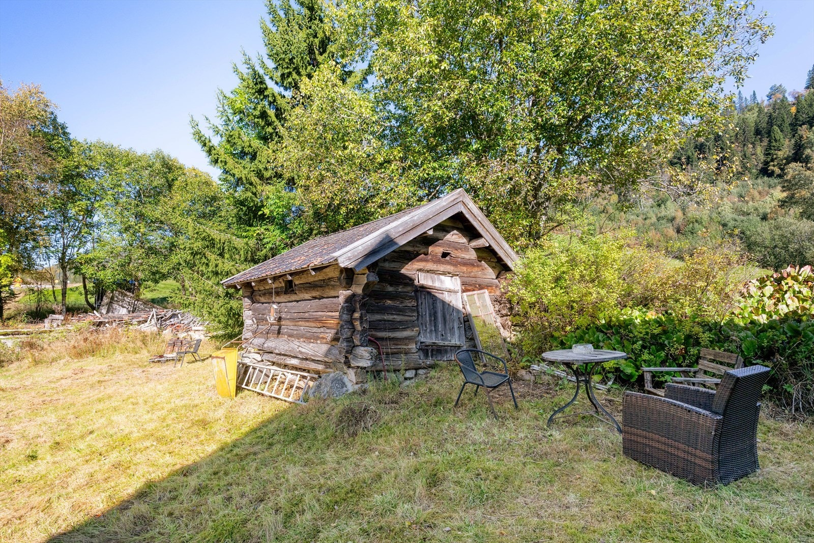 I tillegg til eneboligen er det et eldre laftet stabbur og et revet bygg på eiendommen. Galleribilde