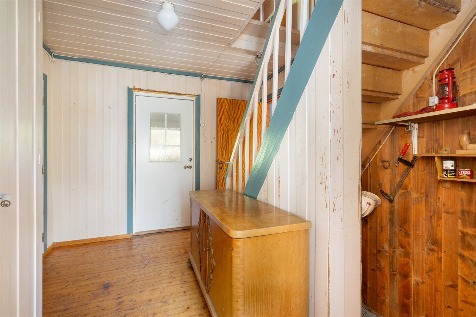 Entreen har utgangsdør fra 90-tallet, og trapp til boligens 2. etasje og kjeller. Galleribilde