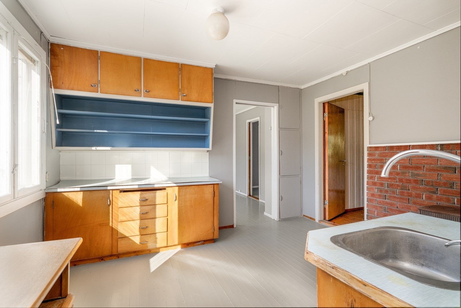 Kjøkkenet har en plassbygget innredning fra byggeår med slette fronter og laminat benkeplate. Galleribilde