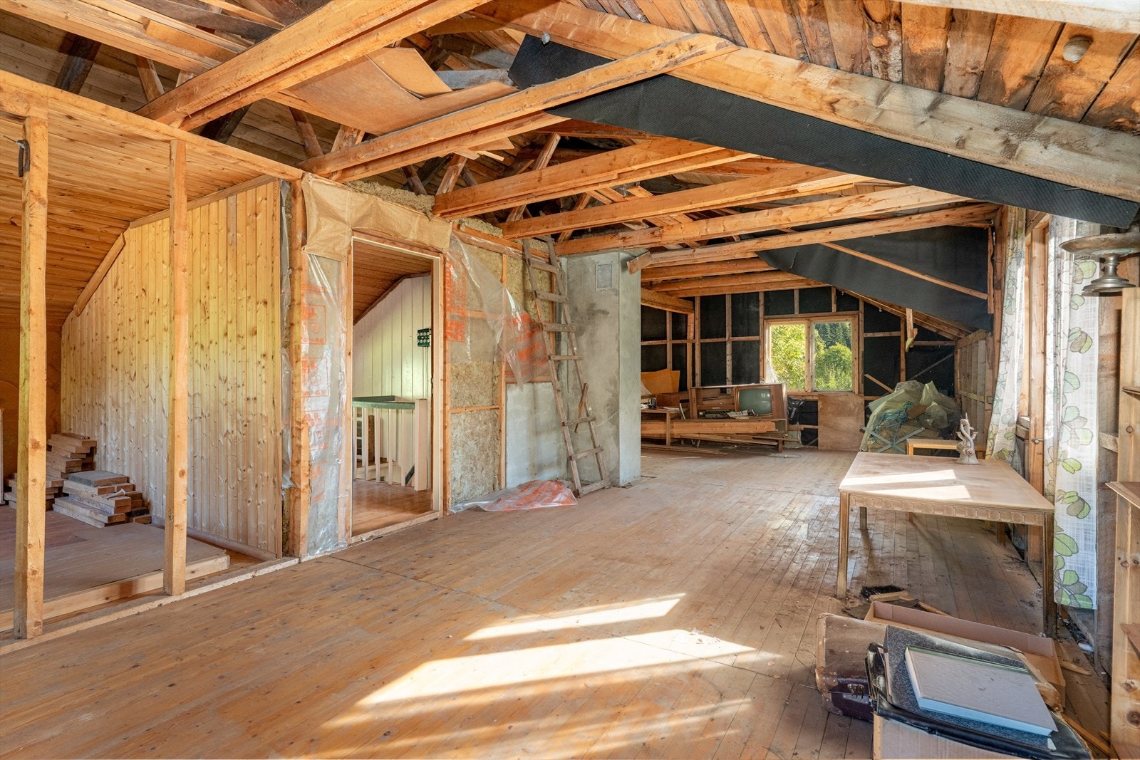 Det er påbegynt rehabilitering av store deler av 2. etasje, og det gjenstår betydelige arbeider. Galleribilde