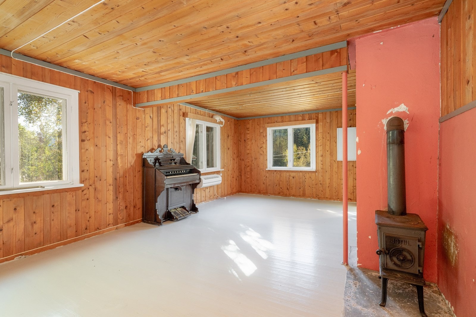 Boligen fremstår som en sjarmerende enebolig fra 1951 med renoveringsbehov - med andre ord, en gylden mulighet til å skape ditt drømmehjem! Galleribilde