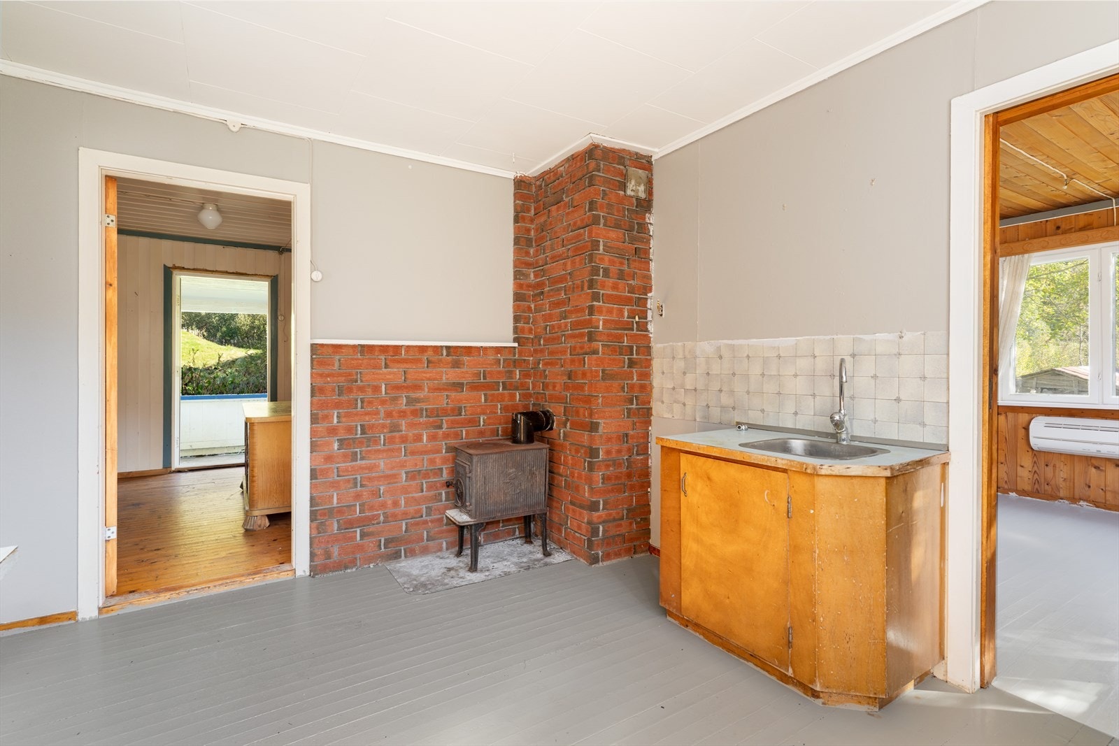 På kjøkkenet er det også en vedovn. Galleribilde