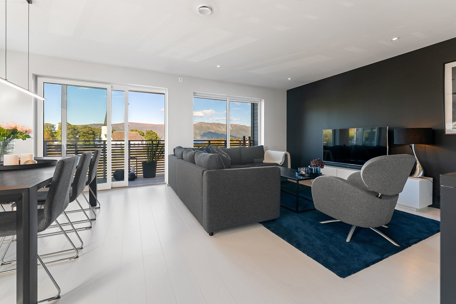 Utgang til romslig veranda Galleribilde