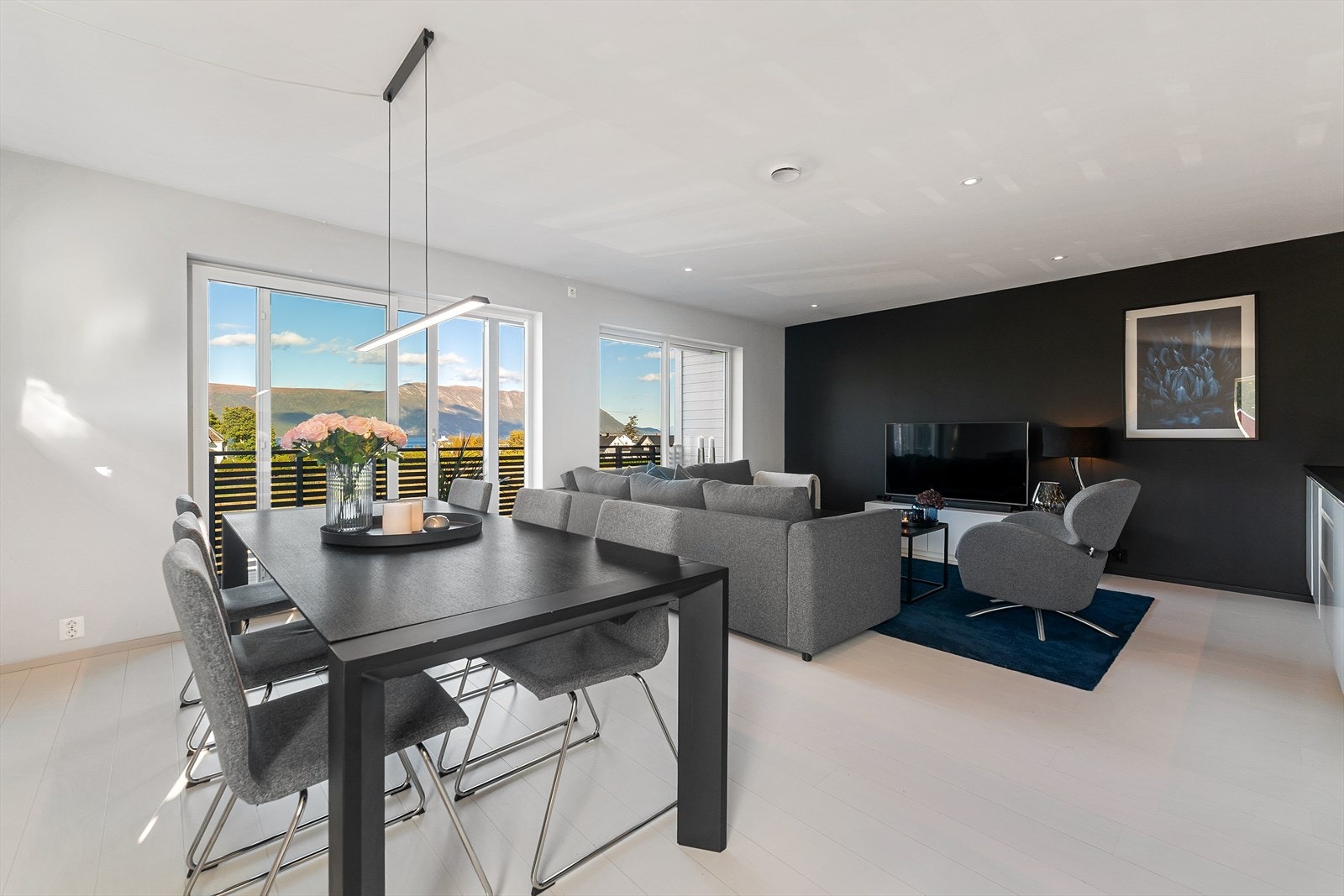 Moderne preg på stua. Store vindusflater gir mykje naturlig lys inn Galleribilde