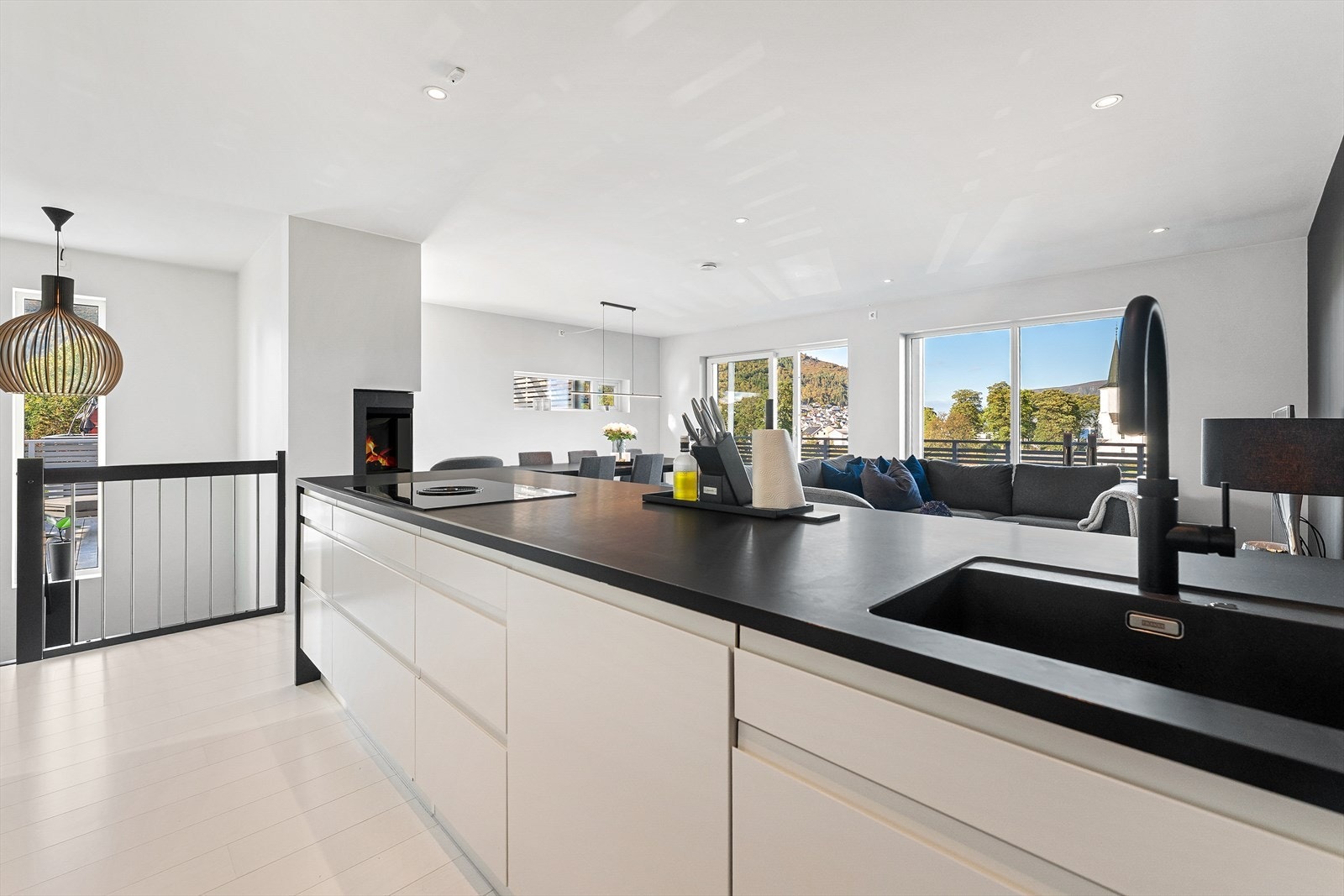 Oppe i 2.etg. kjem du rett inn i stue og kjøkken som open løysing Galleribilde