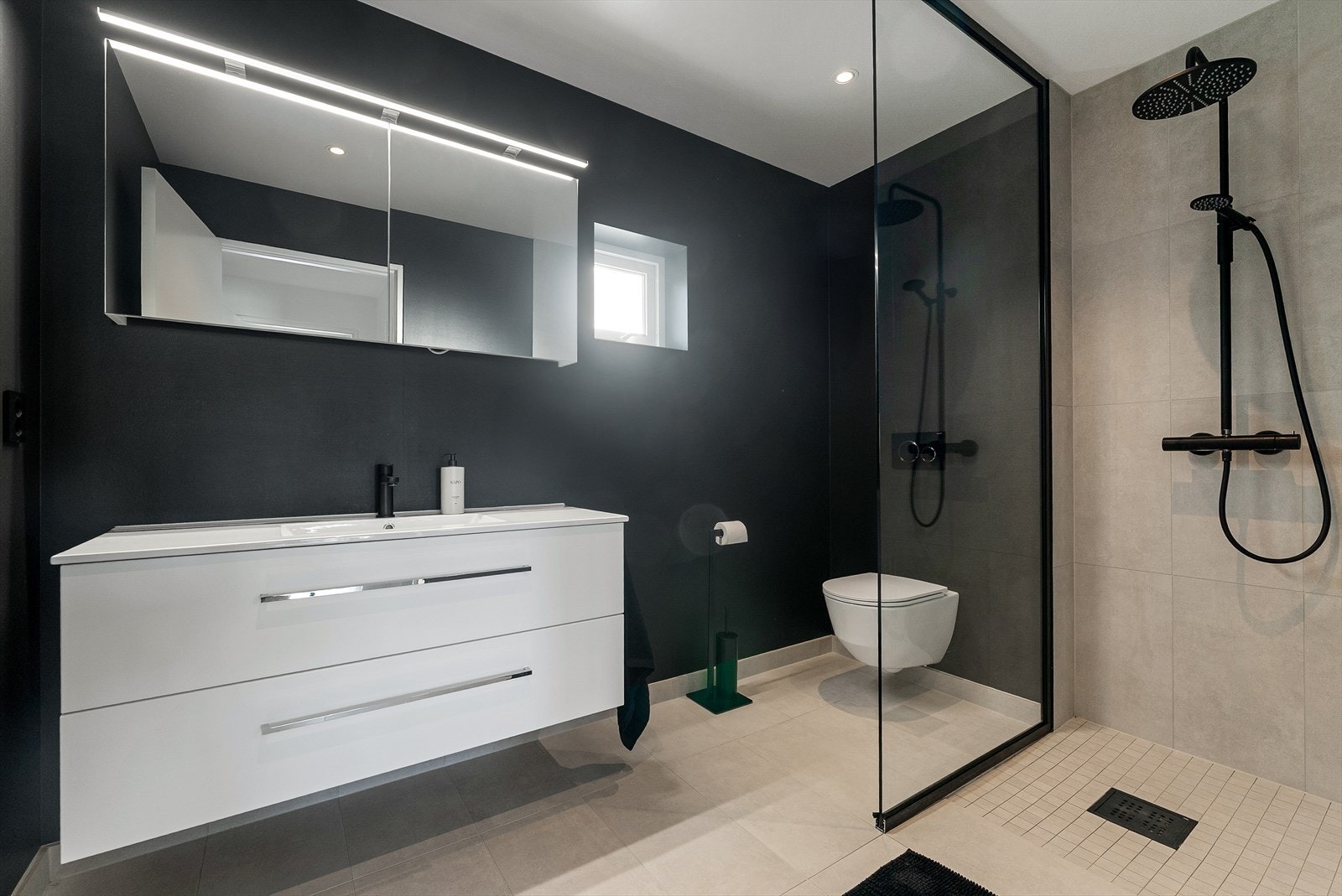 Stilfullt badeom med dusjhjørne Galleribilde