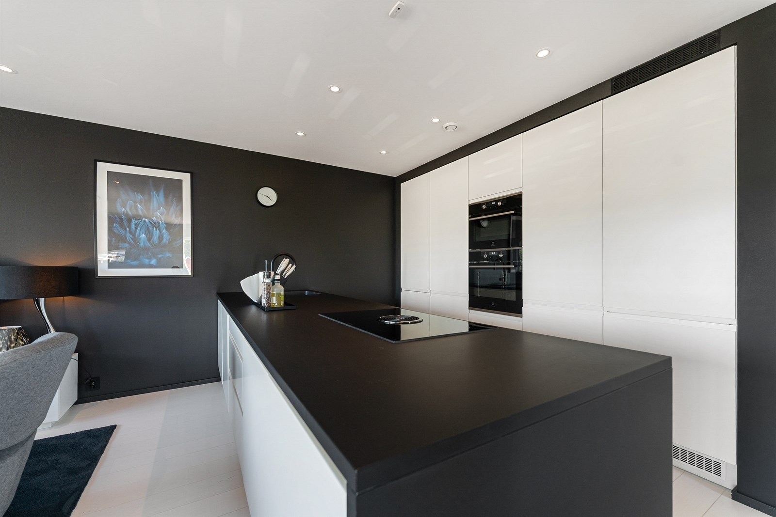 Smakfullt kjøkken med integrerte kvitvarer Galleribilde