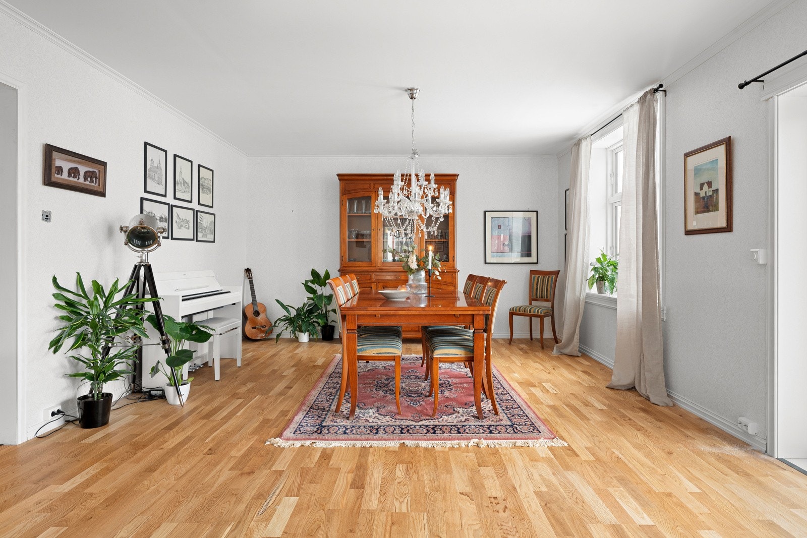 Boligen har totalt 4 stuer som gir flere muligheter!