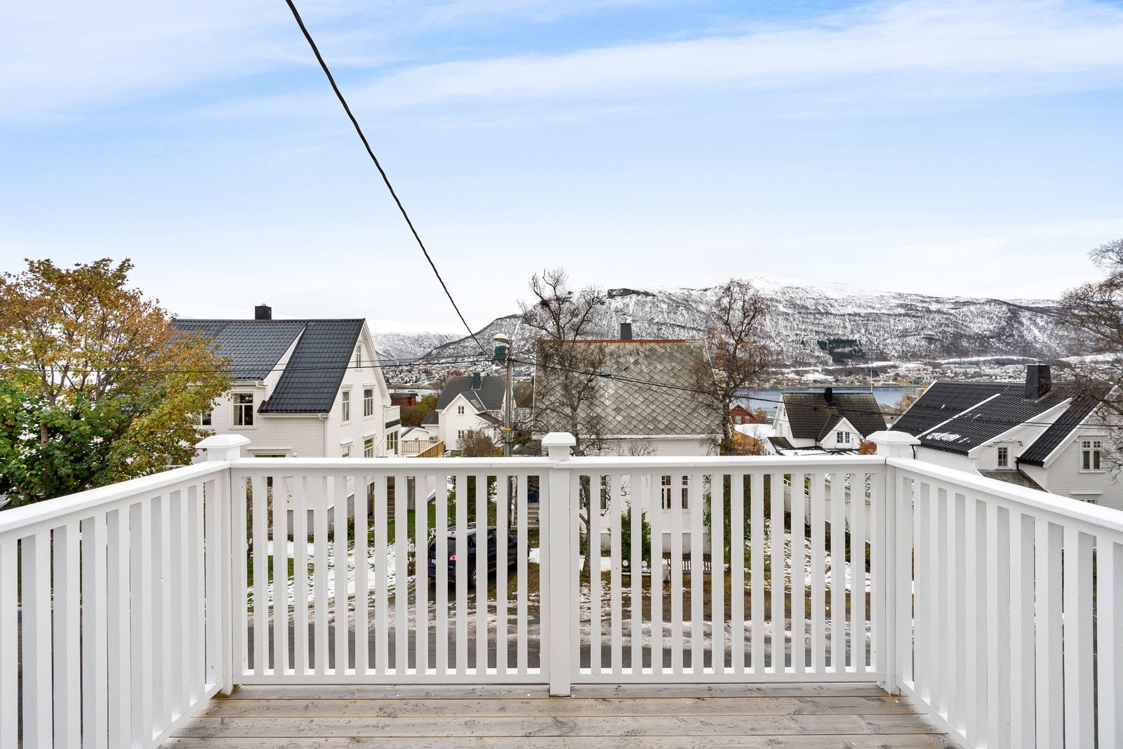 Balkongen i 2. etasje byr på fin utsikt østover, mot Fjellheisen og Ishavskatedralen.