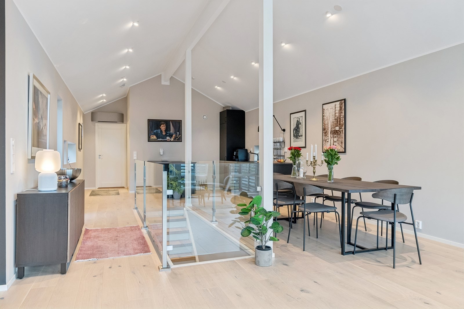 Plass for en god spisegruppe i sonen nærmest kjøkkenet Galleribilde