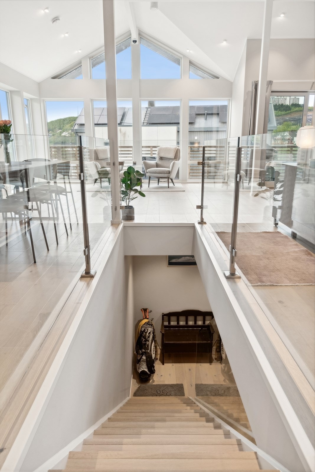 Vi tar trappa og starter i andre etasje Galleribilde