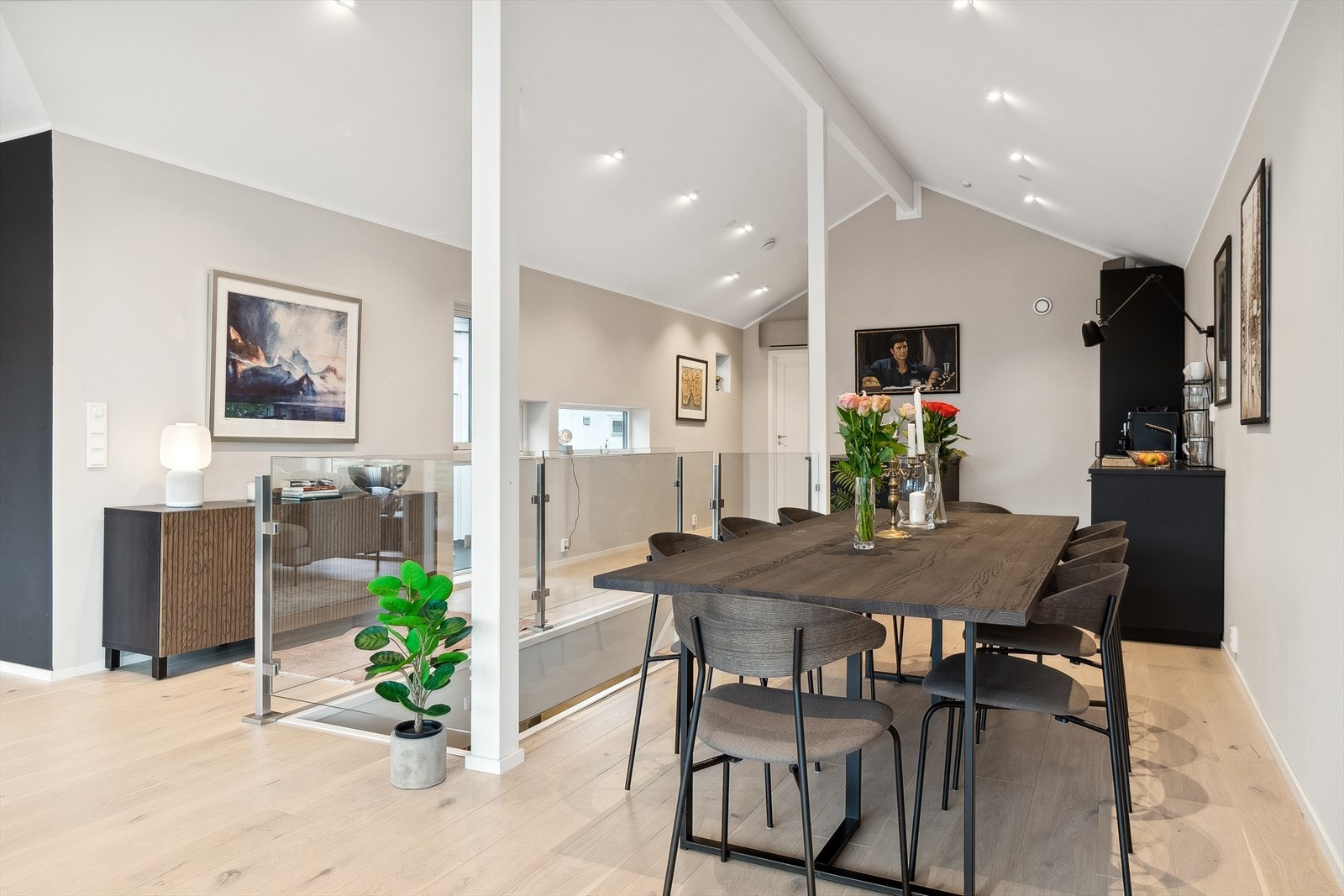 En luftig og åpen stue/kjøkkenløsning møter oss Galleribilde